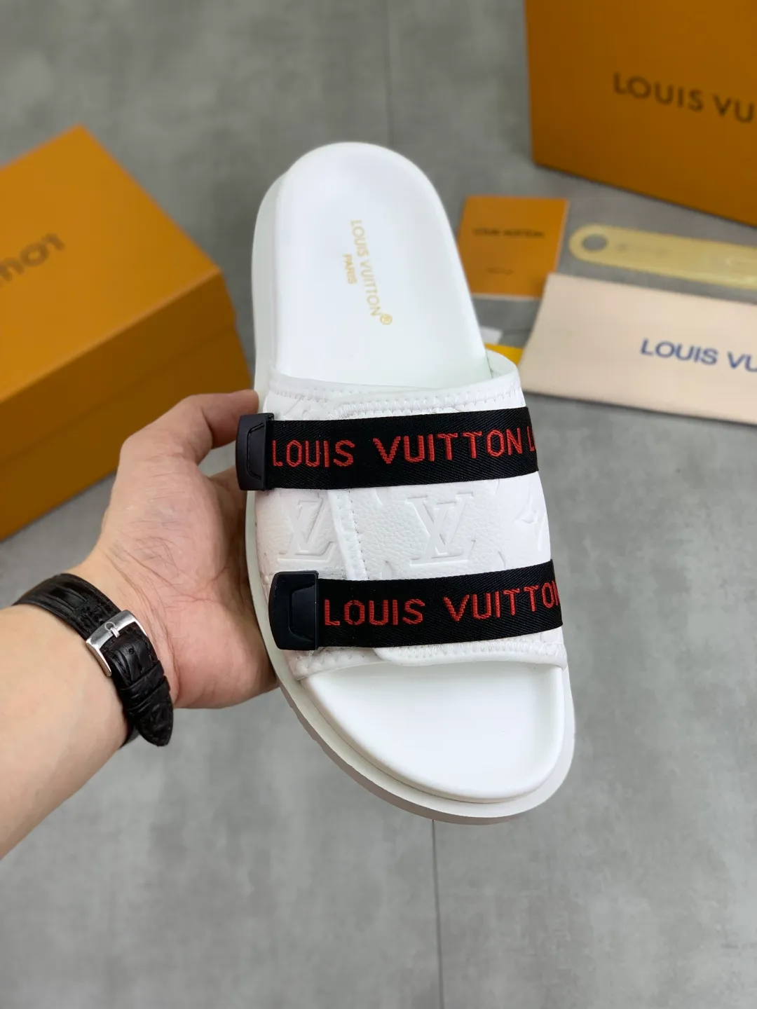Men's shoes 💰P320💰【New style】🆘 Original quality 【LOUIS VUITTON】The popular Louis Vuitton LV men's slippers on the official website are on sale simultaneously! Original fabric imported from Italy, original factory special supply, code number: 38-44 (45 customized), many colors available